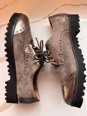 ANYI LU Metallic Silver & Suede Wingtip Lug Sole Oxfords 41